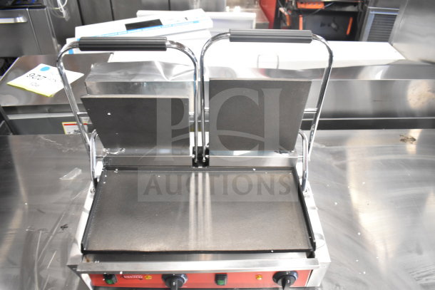 BRAND NEW SCRATCH AND DENT Avantco 177PG400S dual panini sandwich grill, smooth plates, 19 5/8" x 9 1/8" surface.