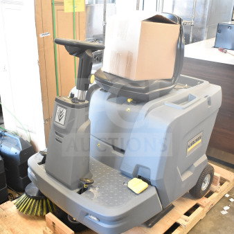 BRAND NEW SCRATCH AND DENT! Karcher KM 85/50 R BP 9.841-454.0 24" AGM Cordless Ride-On Sweeper with 1 Side Broom - 13.2 Gallon