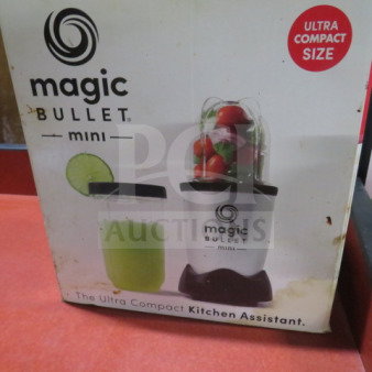 Magic Bullet Mini in original box, features ultra-compact size. Box shows product images and minor wear.
