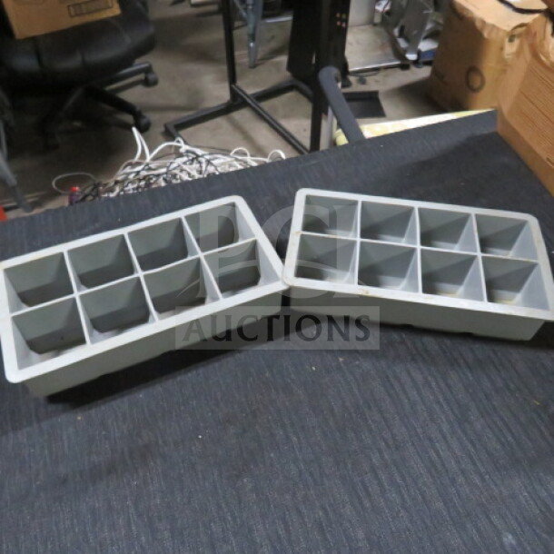 Silicone mold set, 2XBID, with two trays, 8 compartments each, in good condition, suitable for casting or baking.