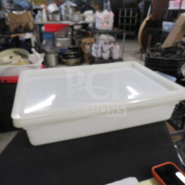 Cambro 8.75-gallon food storage container with lid, white. Used condition, ideal for bulk food storage.