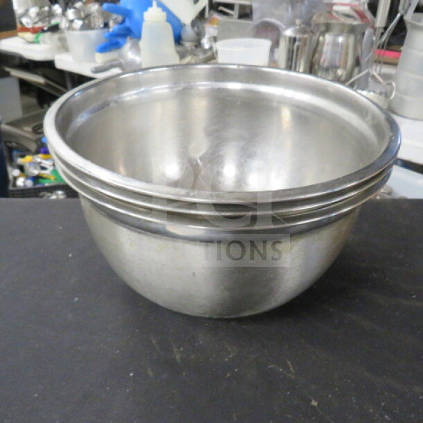 Stainless steel mixing bowl, 10x5.5 inches. Features durable construction, used condition. Model 3XBID.