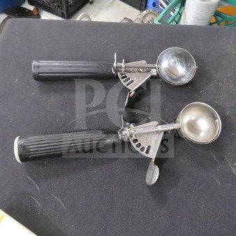 Black handle disher set, 2XBID model. Features metal scoops and ergonomic black grips. Appears in good used condition.