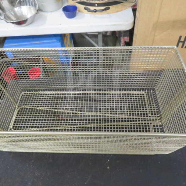 9x17x6 deep fry basket, metal mesh design, sturdy construction, used condition. Ideal for commercial kitchens.
