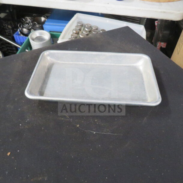 10x6 aluminum sheet pan, standard design, light wear, clean surface. Ideal for baking or roasting. Model: 10XBID.