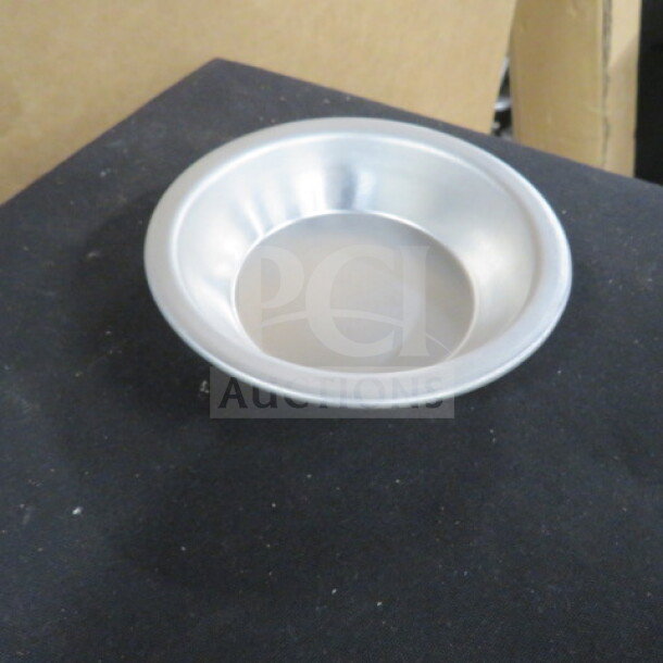 New Bakers Lane 4" mini aluminum pie pan, model 176PIEPAN4. Excellent condition.