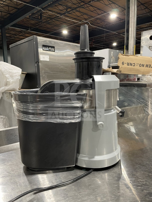 Waring Commercial juice extractor, model WJX80X, countertop design. Features heavy-duty build, pulp ejector, 120V. Condition: working.