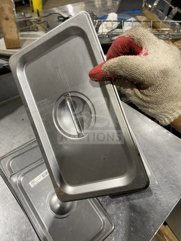 Winco SPSCQ stainless steel 1/4-size steam table pan cover with recessed handle, slight surface wear.