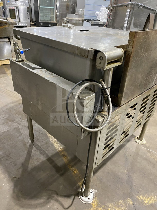 Crown GS-30 stainless steel 30-gal steam tilt skillet. Natural gas, 120V, open base, strainer, measurement marks, on legs.