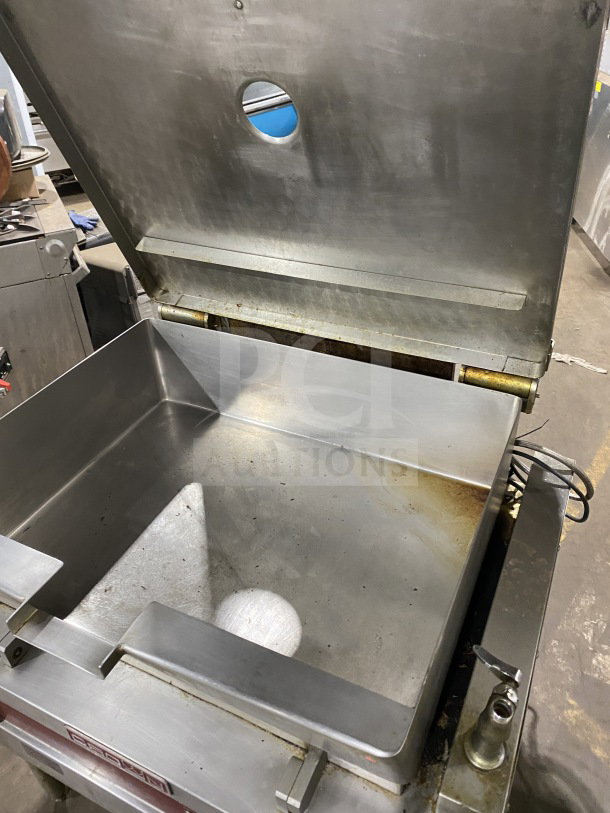 Crown GS-30 stainless steel 30-gal tilt skillet, natural gas, with open base, strainer, measurement marks, on legs, working condition.