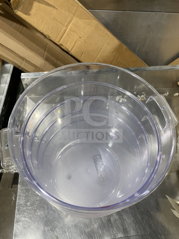 Winco 8Qt clear polycarbonate round storage container, Model PCRC-8, excellent condition, visible capacity markings.