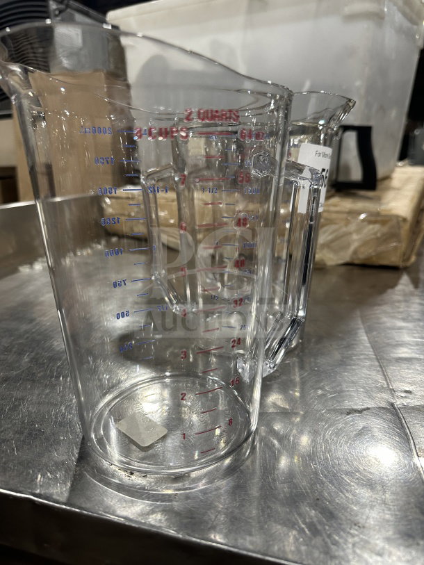 Cambro Camwear 2-quart clear polycarbonate measuring cup, featuring red and blue measurement markings. Excellent condition.