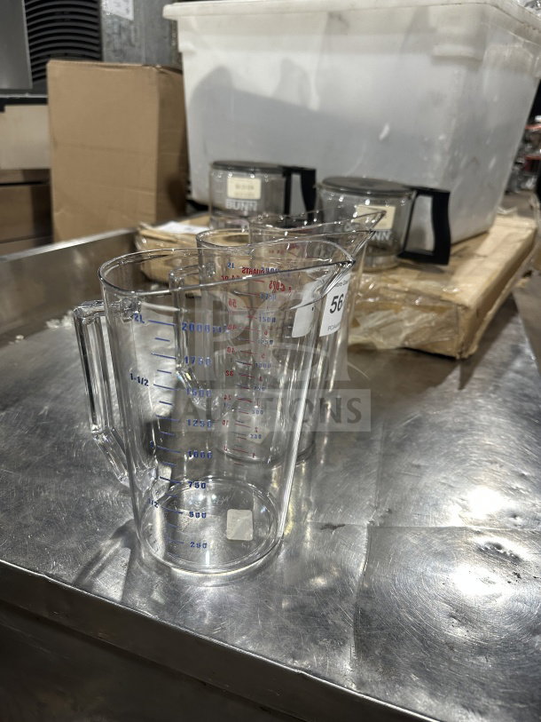 Cambro Camwear 2-quart clear polycarbonate measuring cup with handle, printed measurements, excellent condition.