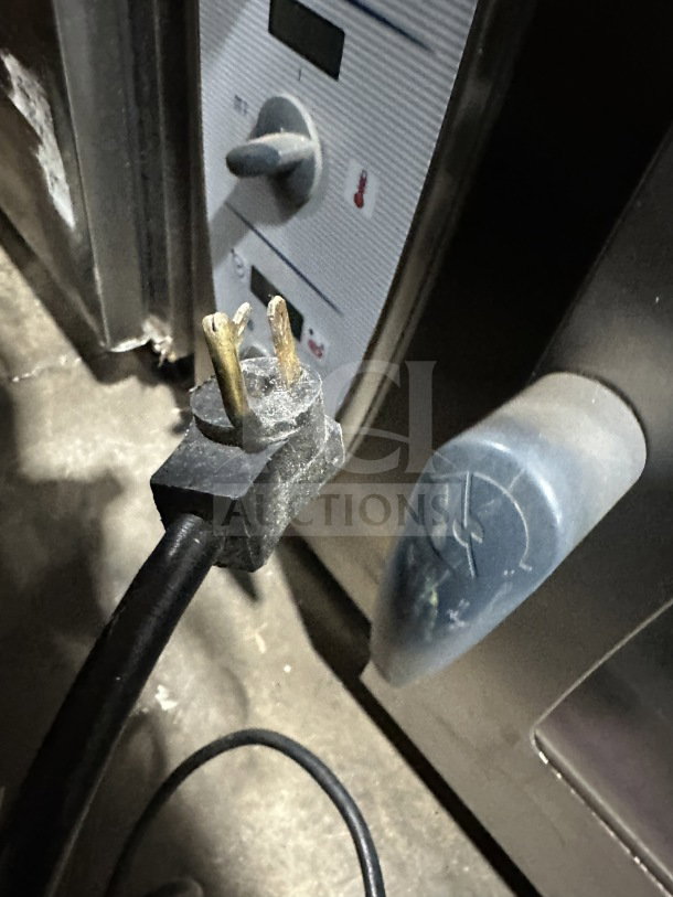 Power plug for True Commercial GDM49 merchandiser fridge, 115V, 1 phase. Control panel with dial and digital display.