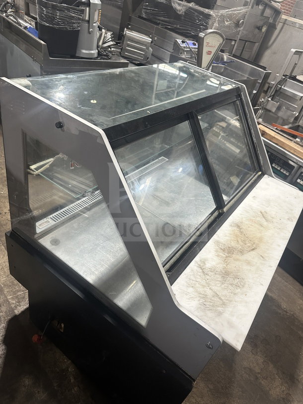 Senkar NETA4FT Refrigerated Bakery Display Case, clear glass, black base, sliding doors, multi-tier worktop, no compressor.