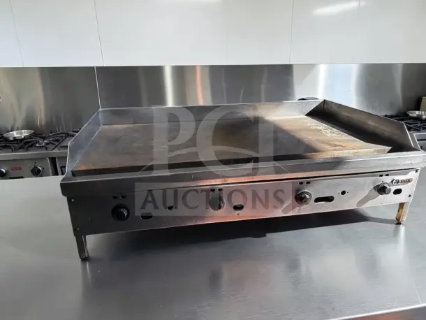 Superior condition Jade Range JGT-2448 thermostatic gas griddle, 48" with 1" steel plate, four controls, 120,000 BTU.