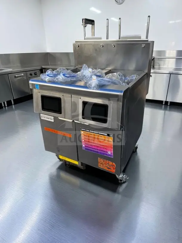 Frymaster 2FQG30U dual fryer, natural gas, two 30-lb frypots, SMART4U 3000 controllers, built-in filtration, 140,000 BTU, excellent condition.