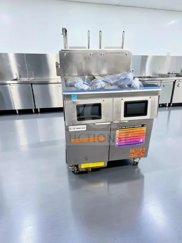 Frymaster 2FQG30U dual fryer, prime condition, two 30-lb frypots, SMART4U 3000 controllers, built-in filtration, 140,000 BTU.