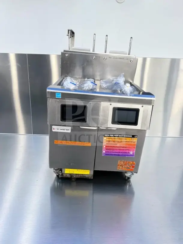 Frymaster 2FQG30U dual fryer in prime condition, two 30-lb frypots, SMART4U 3000 controllers, built-in filtration, 140,000 BTU.