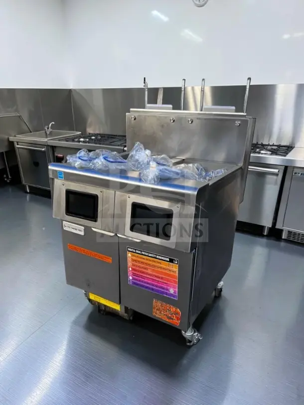 Frymaster 2FQG30U FilterQuick dual fryer, two 30-lb frypots, SMART4U 3000 controllers, built-in filtration, pristine condition.