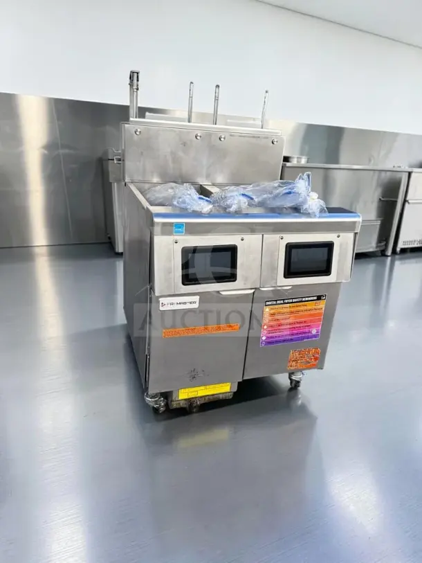 Frymaster 2FQG30U dual commercial gas fryer, SMART4U 3000 controllers, built-in filtration, labels highlight features.
