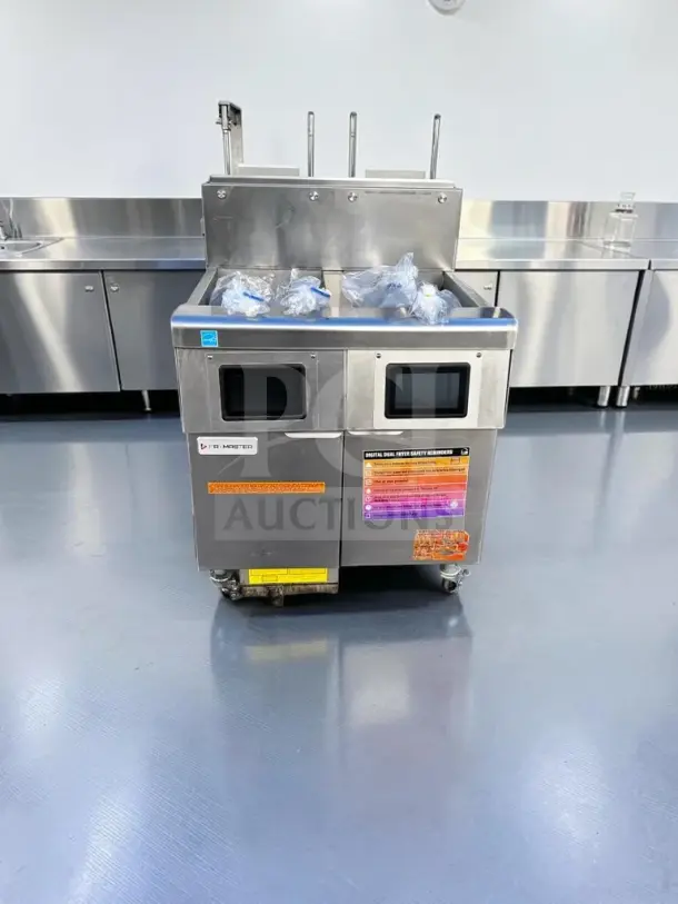 Frymaster 2FQG30U dual gas fryer, 2x30-lb frypots, SMART4U 3000 controllers, built-in filtration, excellent condition.