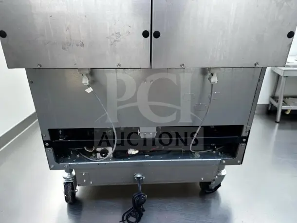 Prime condition Frymaster 2FQG30U commercial fryer, dual 30-lb frypots, SMART4U controllers, built-in filtration, 140,000 BTU, fully tested.