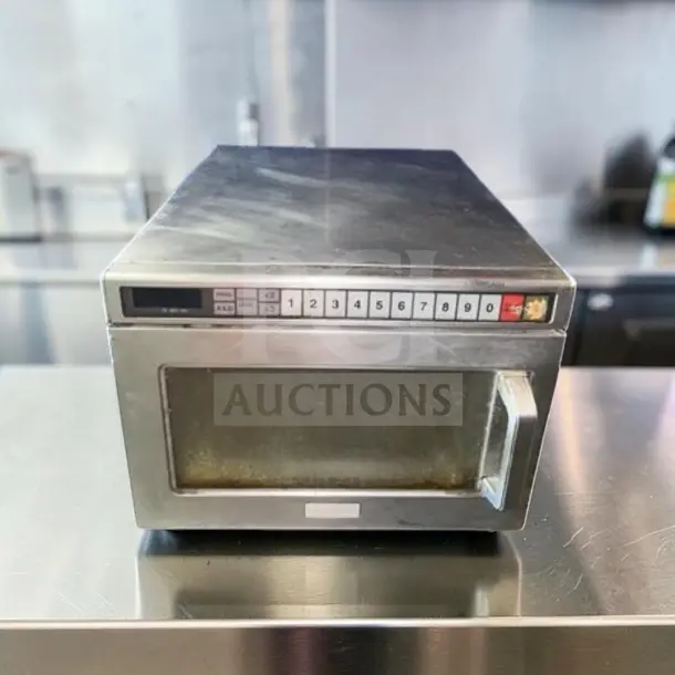 Panasonic Pro II Series microwave, 1.56 cu. ft., stainless steel, programmable controls, removable ceramic shelf, tested.