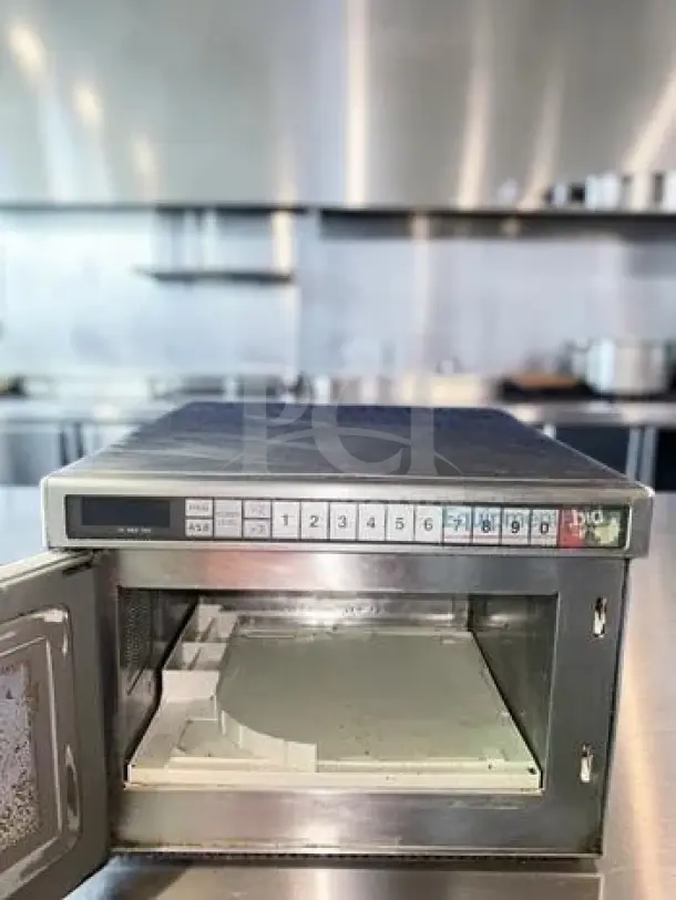 Panasonic Pro II Series commercial microwave oven, 1.56 cu. ft., stainless steel, programmable controls, ceramic shelf. Fully tested.