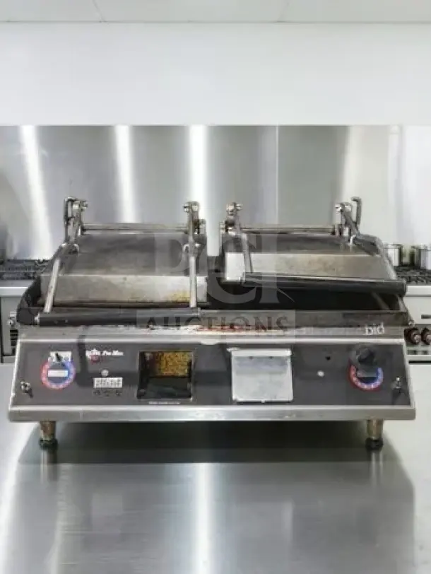 Star PSC28IEGT Pro-Max 2.0 Panini Grill, 28", double, cast-iron platens, electronic controls, excellent condition.