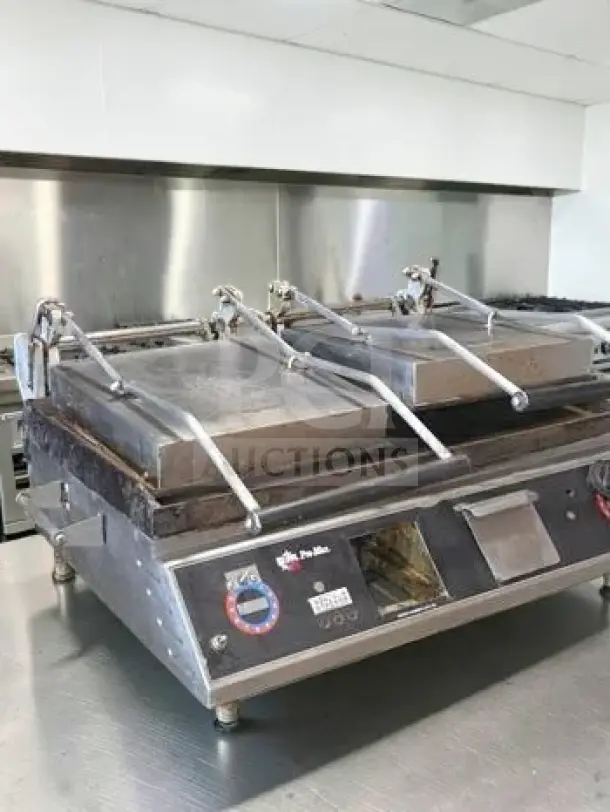 Star PSC28IEGT Pro-Max® 2.0, 28" double panini grill with cast-iron platens and electronic controls, in exceptional condition.