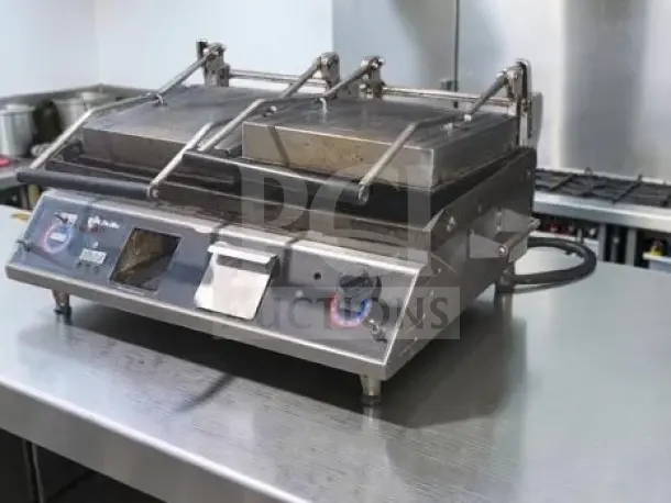 Star PSC28IEGT Pro-Max® 2.0 panini grill with 28" cast-iron platens, electronic controls. Exceptional condition, fully tested.