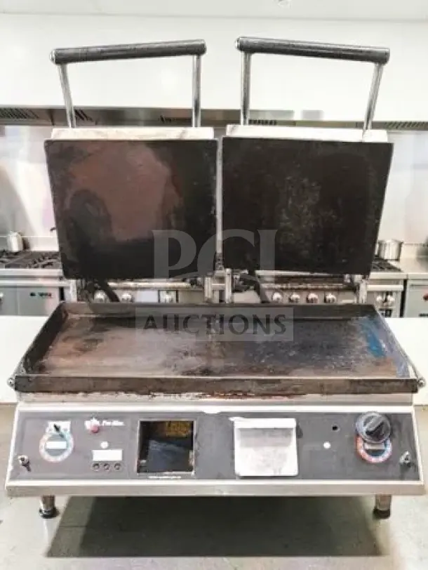 Star PSC28IEGT Pro-Max® 2.0 Panini Grill, 28", double cast-iron platens, electronic controls, exceptional condition.