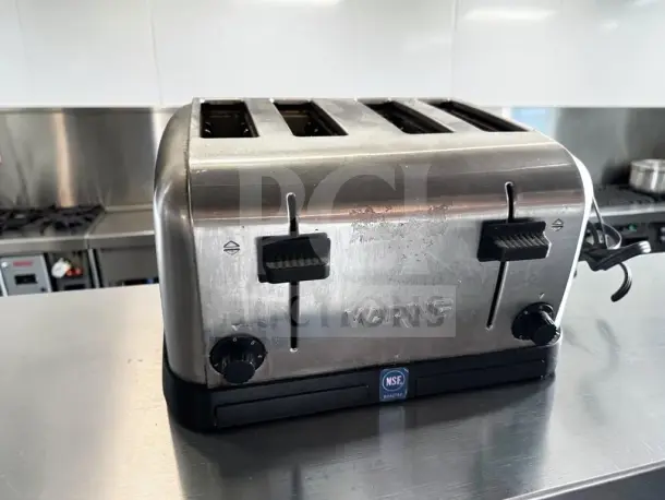 Waring WCT708 commercial four-slice toaster, stainless steel, outstanding condition, NSF & UL listed, fully operational.