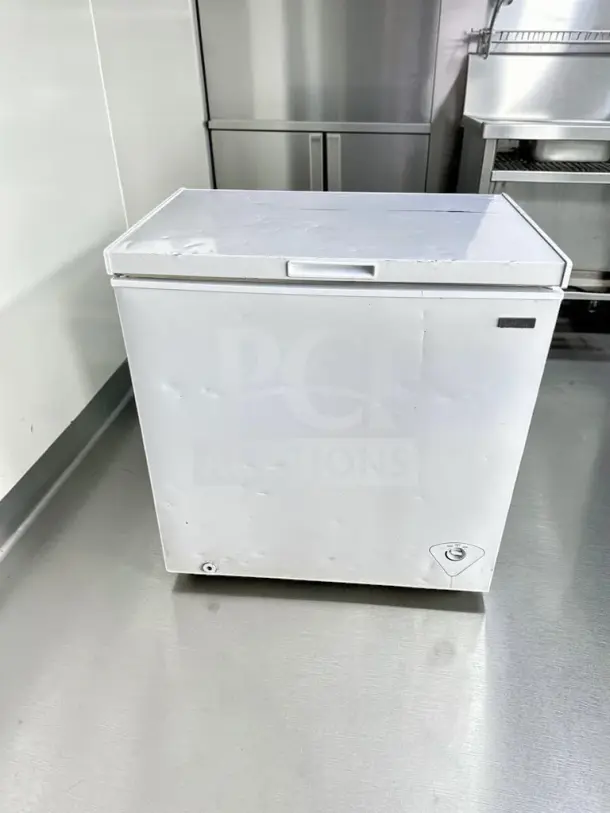 Vissani MDCF7WH 7.0 Cu. Ft. white manual defrost chest freezer, well-maintained, UL listed, fully tested, and operational.