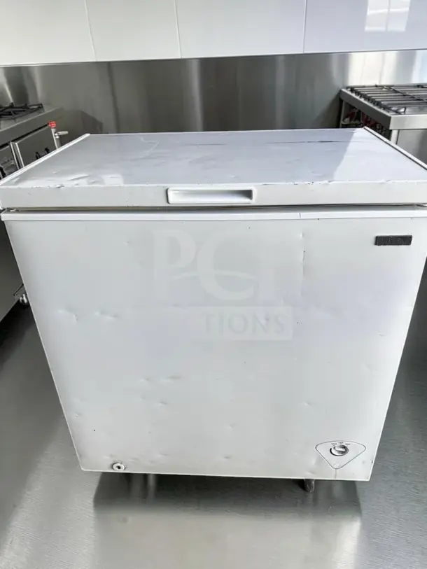 Vissani MDCF7WH 7.0 Cu. Ft. manual defrost white chest freezer, well-maintained, UL listed, fully tested and operational.