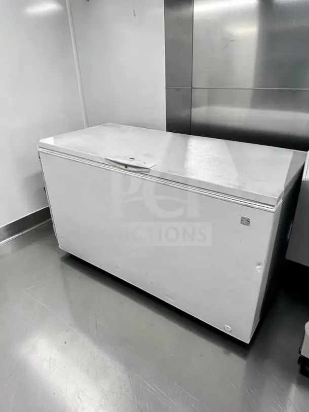 Kenmore Elite 253.16082108 chest freezer in excellent condition, 19–21 cu. ft., Energy Star rated, white exterior.