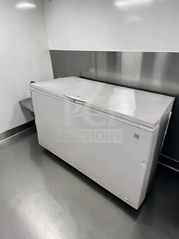 Kenmore Elite 253.16082108 chest freezer in excellent condition, approx. 19–21 cu. ft., Energy Star rated, white exterior.