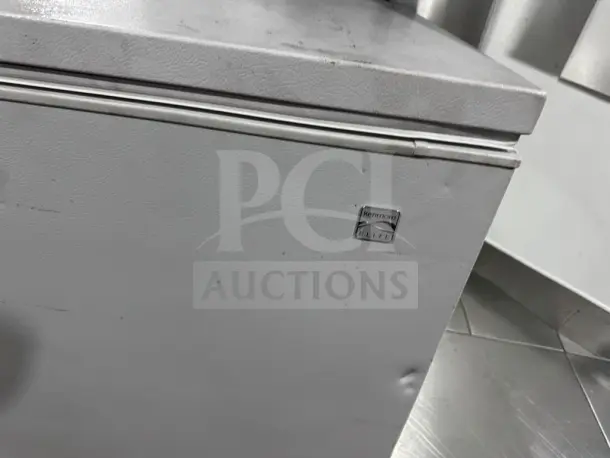 Kenmore Elite 253.16082108 chest freezer, 19-21 cu. ft., Energy Star, in excellent condition, visible brand label.