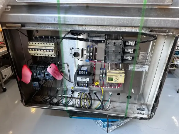 LVO FL14F commercial washer internal view, 14-pan capacity, 460V 3-phase, fully tested, outstanding condition.