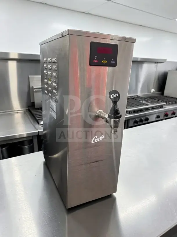 Wilbur Curtis WB5GT63001 5-gallon digital hot water dispenser with aerator, dual voltage 120/220V, exceptional condition.