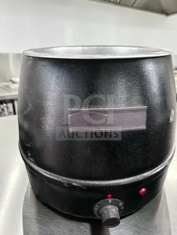Winco ESW-66 10 Qt Deluxe Soup Warmer, adjustable thermostat, 400W, tested, operational, black exterior, knob control.