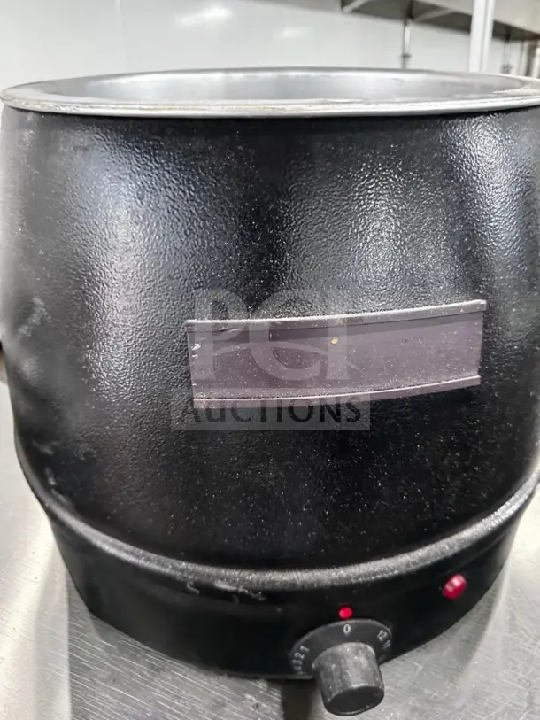 Winco ESW-66 10 Qt Deluxe Countertop Soup Warmer, adjustable thermostat, 400W, tested, black finish, operational condition.