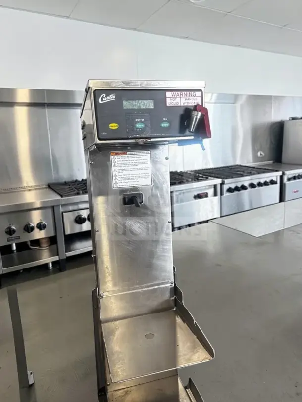 Wilbur Curtis CBS10000 combo brewer in excellent condition, for coffee, iced coffee, and iced tea. Features adjustable shelf.