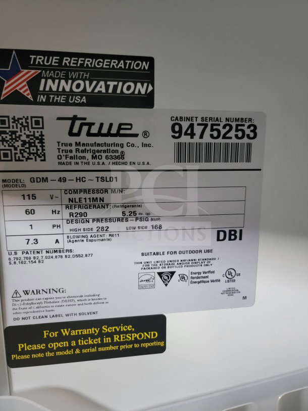 Label of True GDM-49-HC commercial refrigerator with serial 9475253, showing energy and safety certifications.