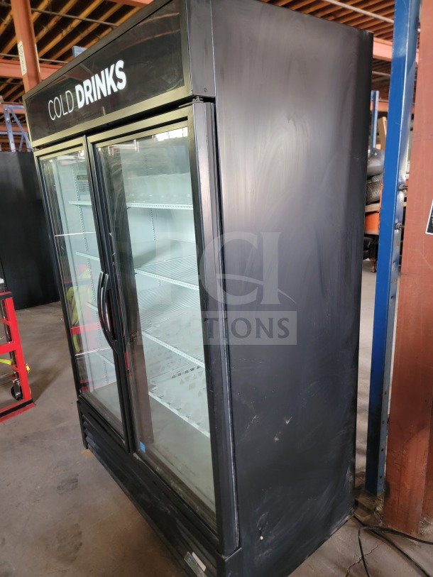 True GDM-49-HC glass merchandiser refrigerator, 2 doors, excellent condition, "COLD DRINKS" sign, ideal for commercial use.