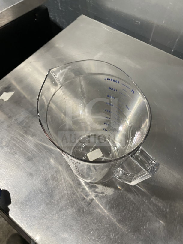 Cambro 2 Qt. clear measuring cup, model 200MCCW135, new condition, with measurement markings.