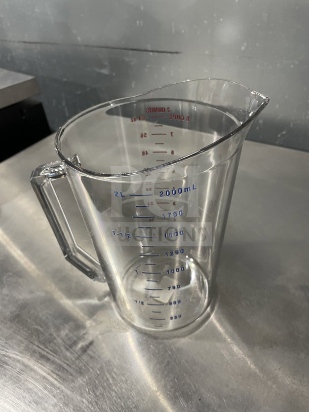 NEW Cambro Commercial 2 Qt. Clear Measuring Cup, Model 200MCCW135, with blue and red measurement markings.