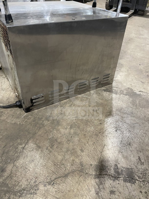 Bakers Pride P18 commercial stainless steel pizza oven, single chamber, double deck, 208/240V, used condition.
