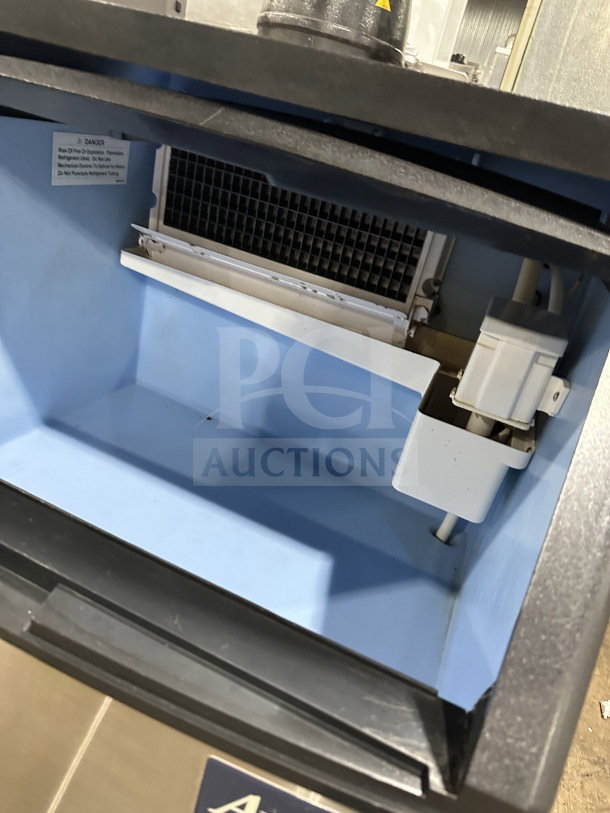 Avantco 194UC160HA ice maker/bin combo, stainless steel, electric, air-cooled, on legs. Serial: 194UC160HA-20100028, 115V.